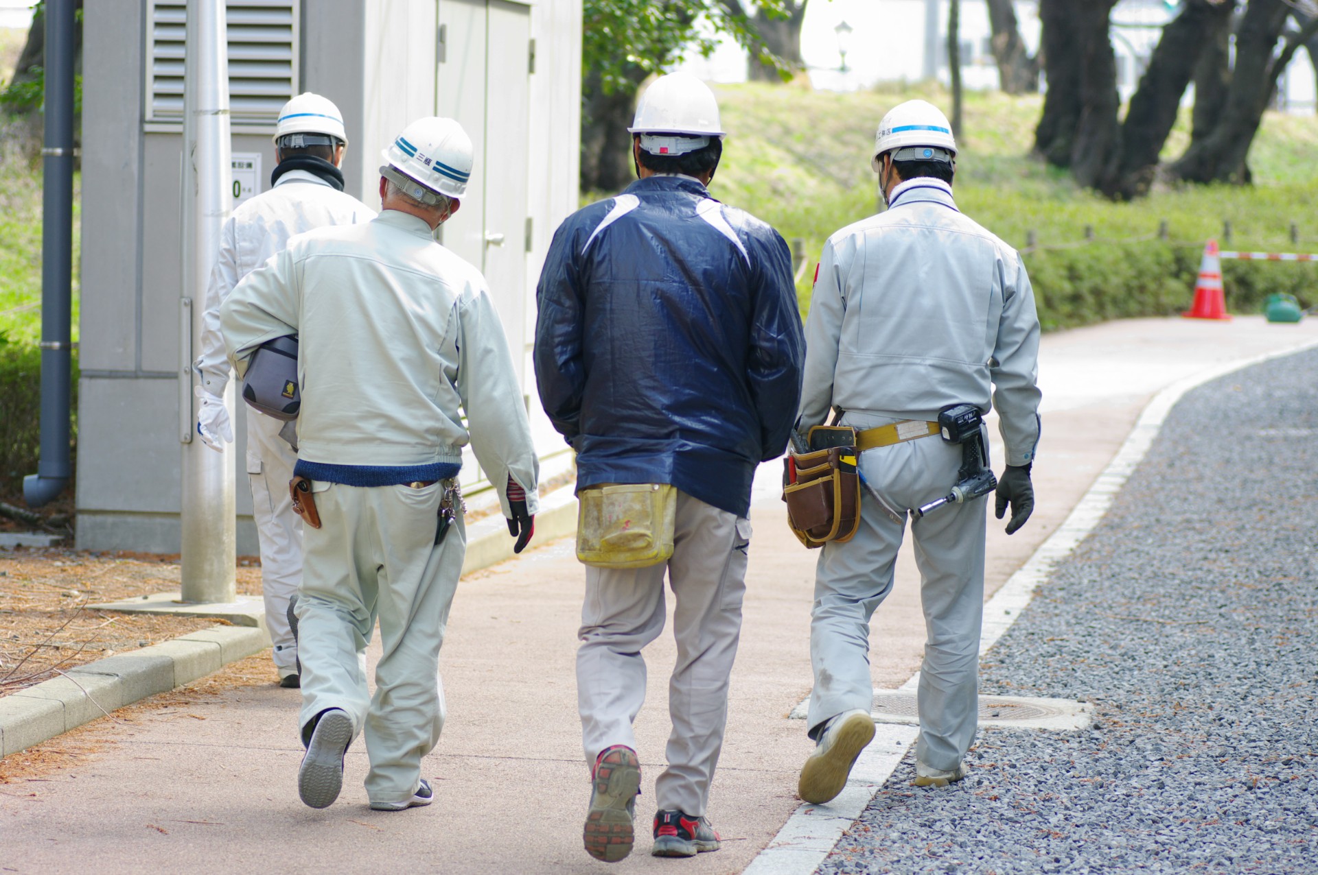 エクステリアの工事をする男性スタッフ